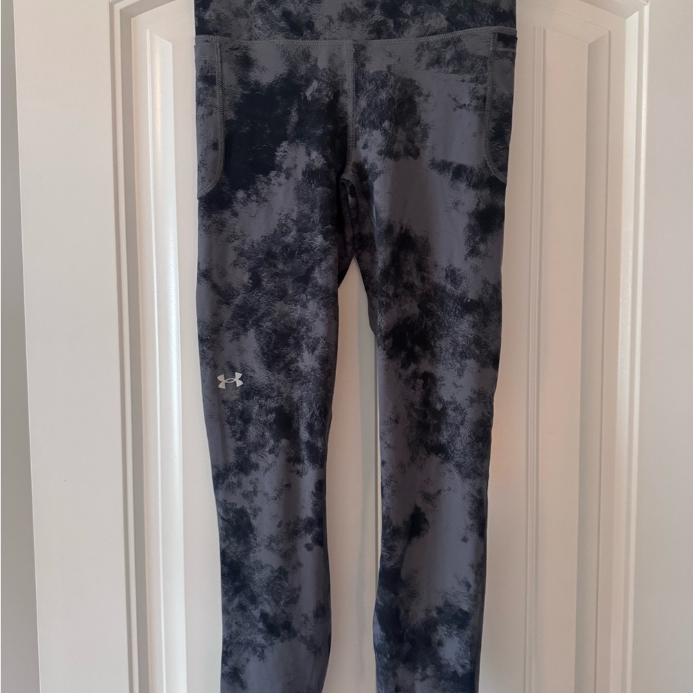 Under Armour Charcoal and Black Patterned Leggings with pockets size S